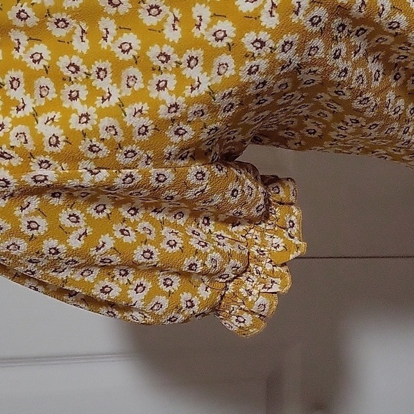 One Love Clothing Yellow Floral V- Neck Smocked Waist Wrap Crop Top - Size M - Picture 3 of 8